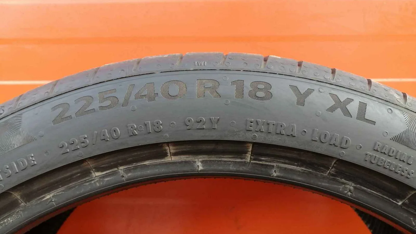 Маркировка 225/40 R18 на боковине шины Continental
