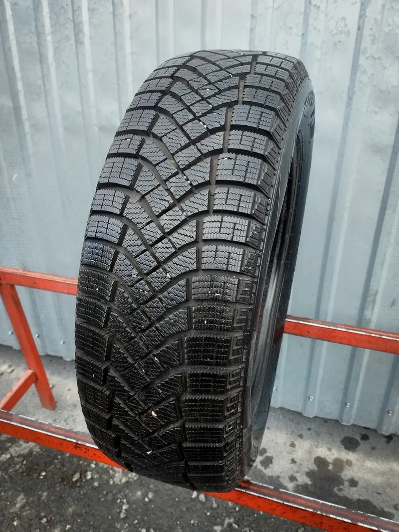 Б/у шина 185/60 R15 Pirelli Ice Zero FR