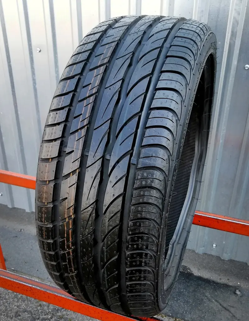 Б/у шина 205/40 R17 Barum Bravuris 2