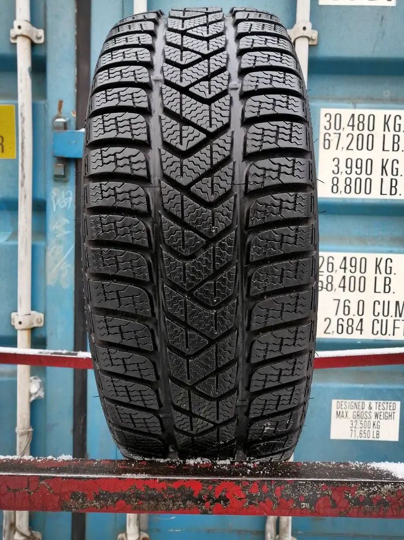 Б/у шина 205/40 R18 Pirelli Winter Sottozero 3