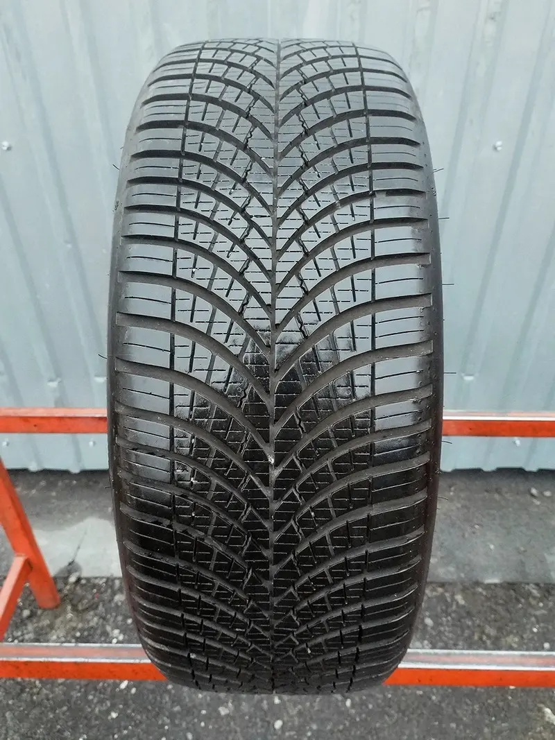 Б/у шина 205/45 R17 Goodyear Vector 4Seasons Gen-3
