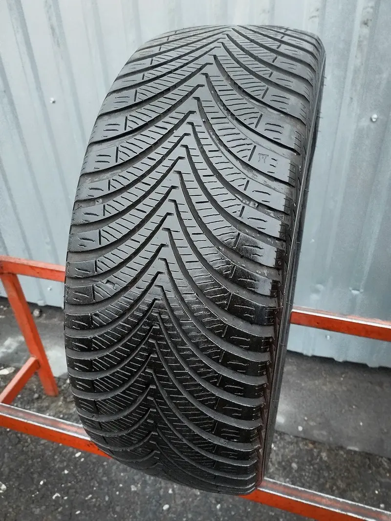Б/у шина 205/45 R17 Kumho Solus 4S HA32