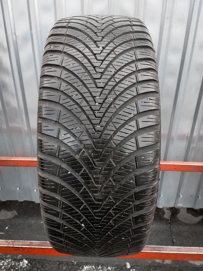 Б/у шина 205/45 R17 Kumho Solus 4S HA32