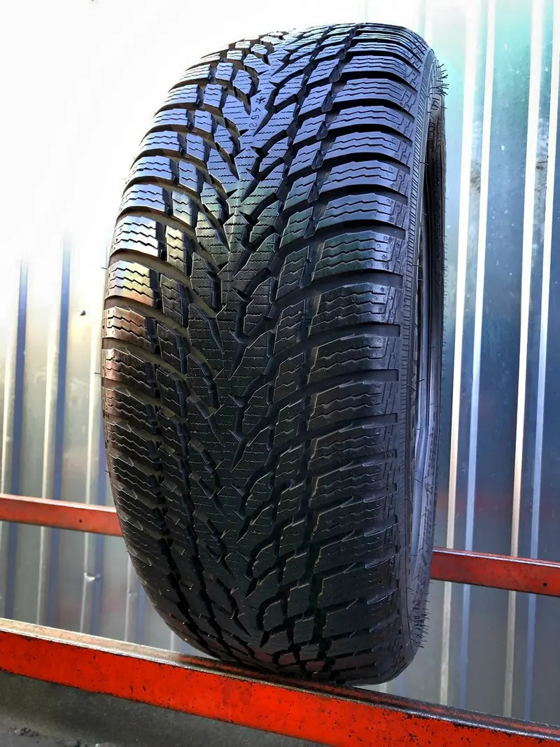 Б/у шина 205/50 R17 Nokian WR Snowproof