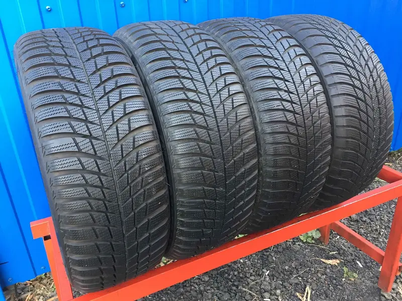 Комплект б/у шин 205/55 R16 Bridgestone Blizzak LM-001