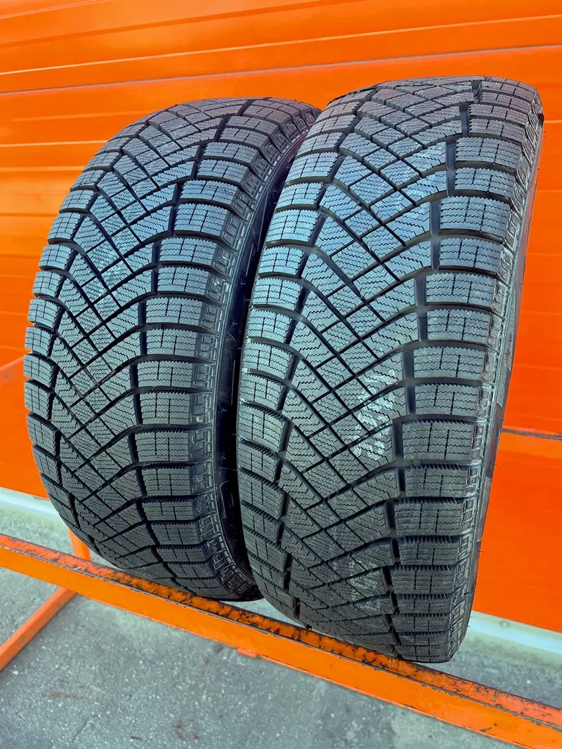 Пара новых шин 205/55 R16 Pirelli Ice Zero FR
