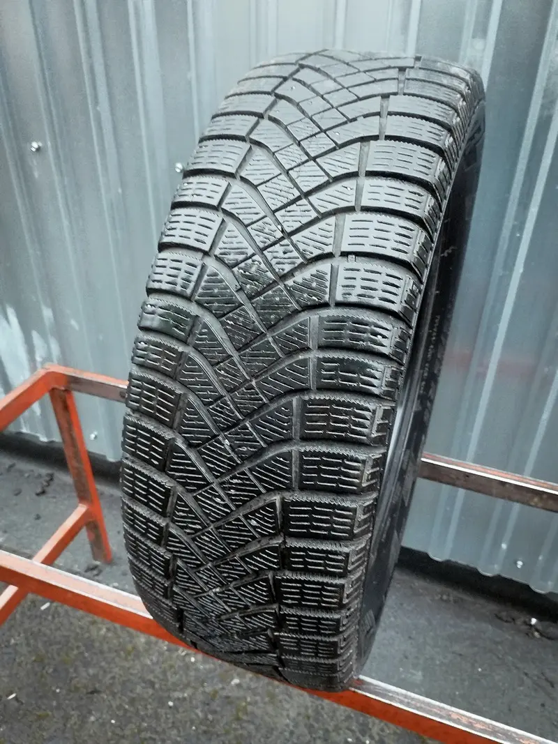 Б/у шина 205/55 R16 Pirelli Ice Zero FR