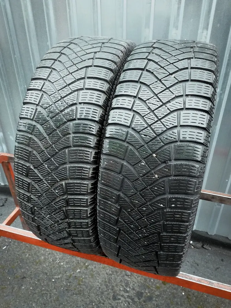 Пара б/у шин 205/55 R16 Pirelli Ice Zero FR