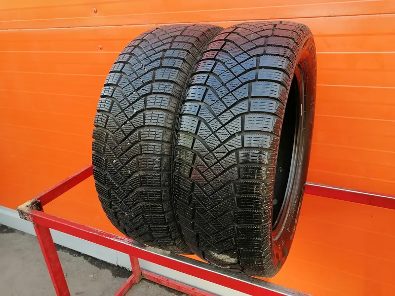 Пара б/у шин 205/55 R16 Pirelli Ice Zero FR