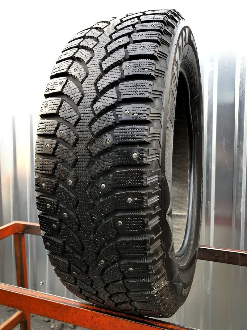 Б/у шина 205/60 R16 Bridgestone Blizzak Spike-01