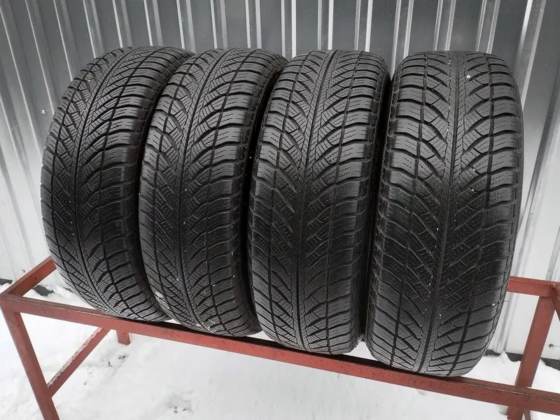 Комплект б/у шин 205/60 R16 Goodyear Ultra Grip 8 Performance RunFlat
