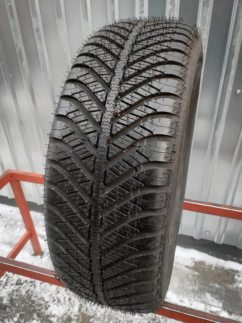 Новая шина 205/60 R16 Goodyear Vector 4Seasons, фото 1