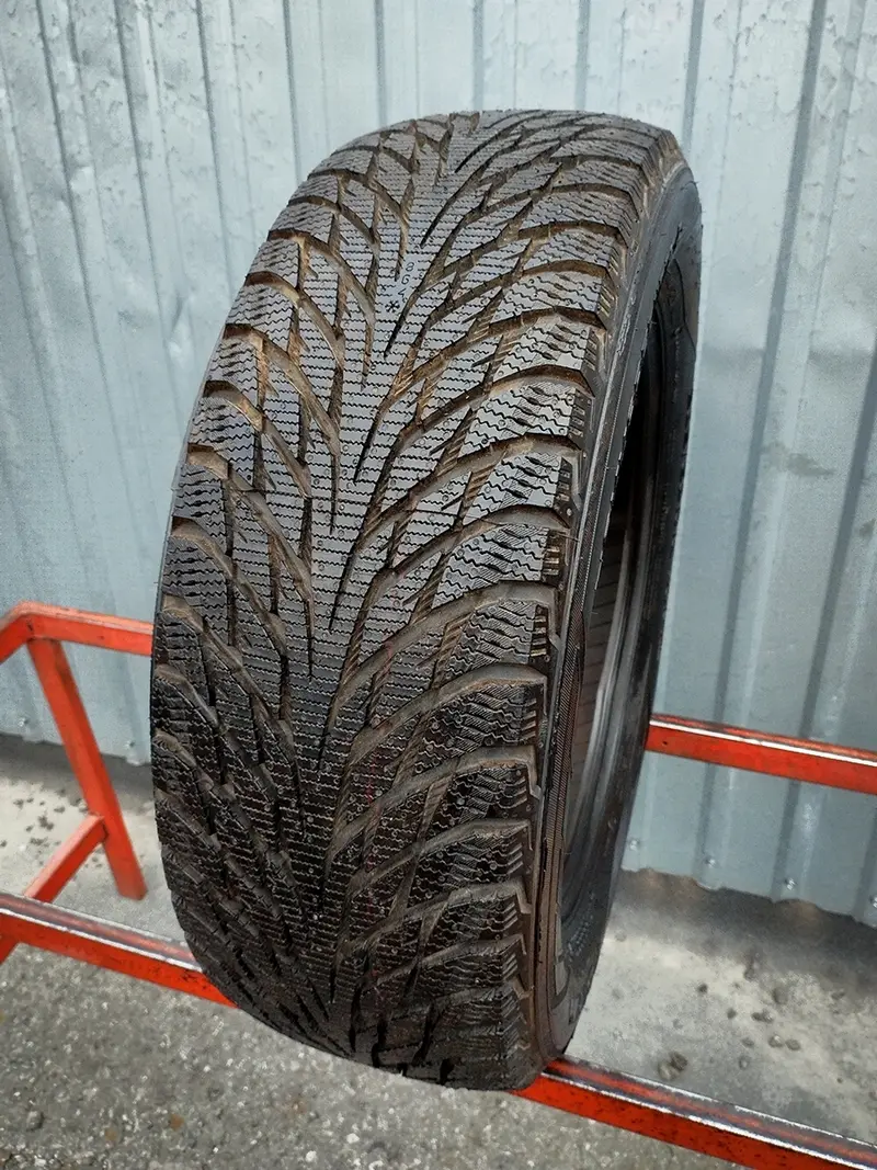Б/у шина 205/60 R16 Nokian Hakkapeliitta R2