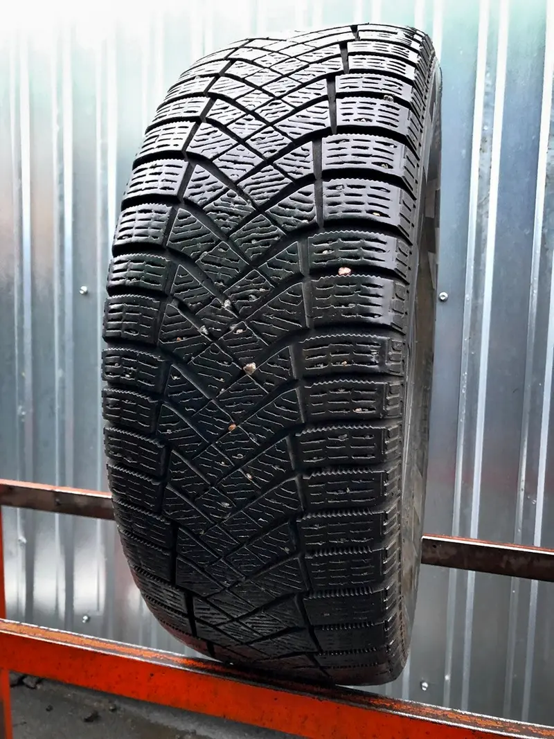 Б/у шина 205/60 R16 Pirelli Ice Zero FR