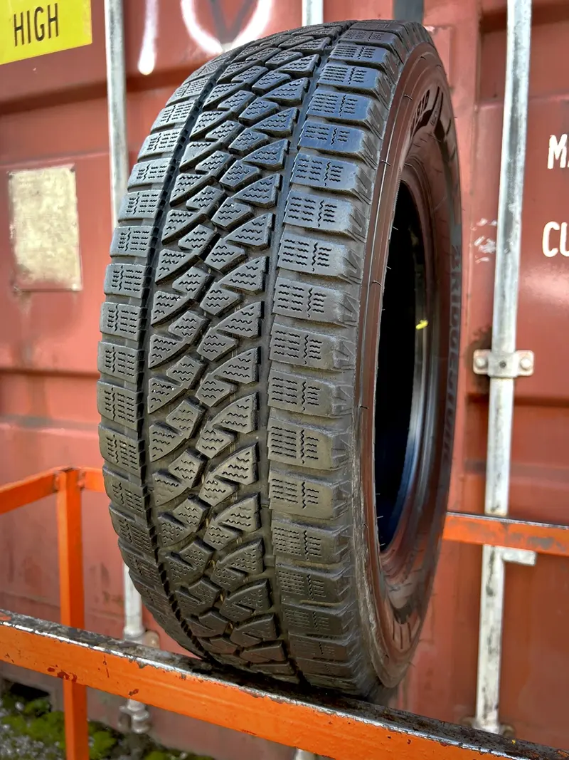 Б/у шина 205/70 R15C Bridgestone Blizzak W810, фото 1
