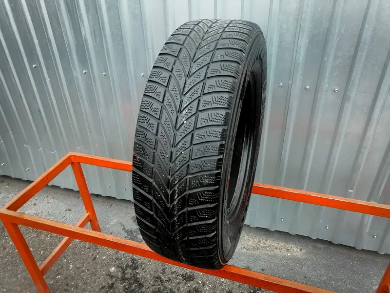Б/у шина 205/70 R15 Vredestein Snowtrac