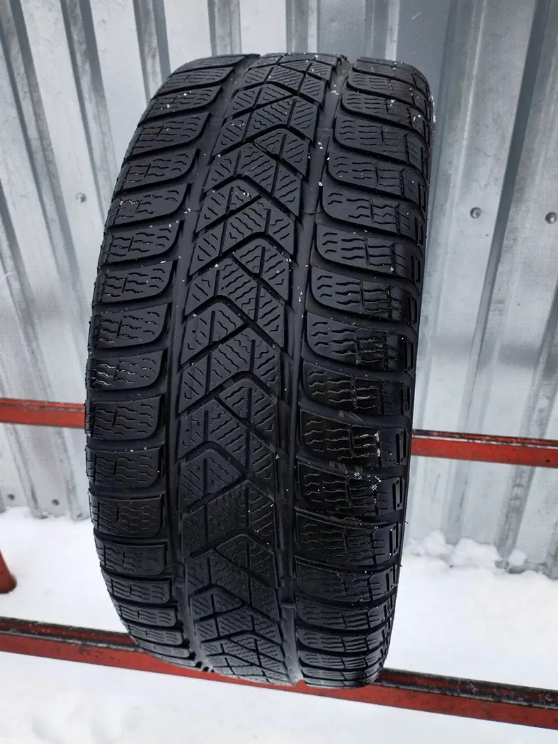 Б/у шина 215/40 R17 Pirelli Winter Sottozero 3