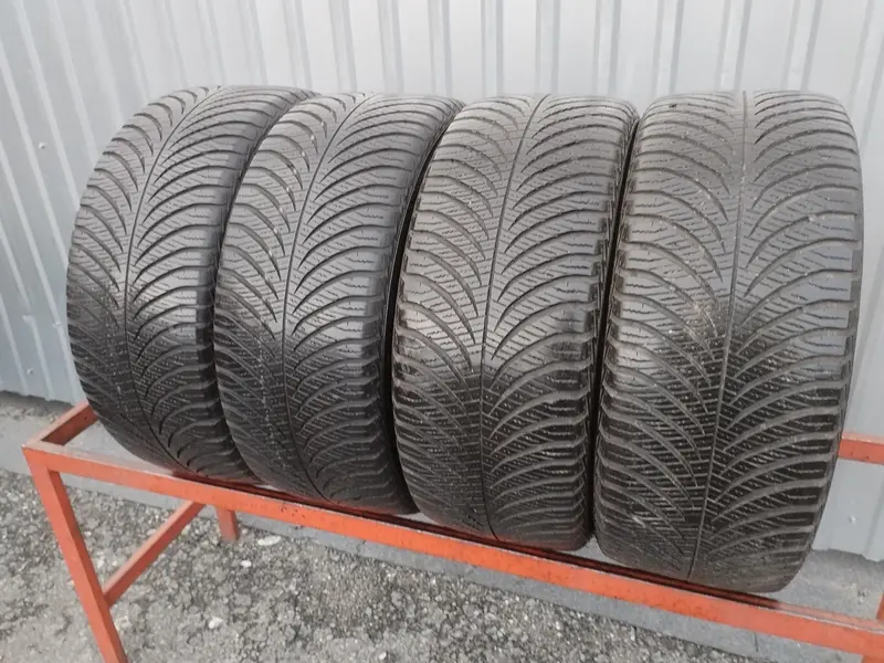 Комплект б/у шин 215/45 R16 Goodyear Vector 4Seasons Gen-2