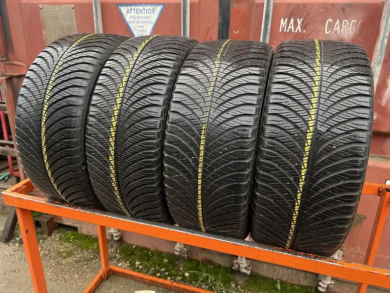 Комплект б/у шин 215/45 R16 Goodyear Vector 4Seasons Gen-2