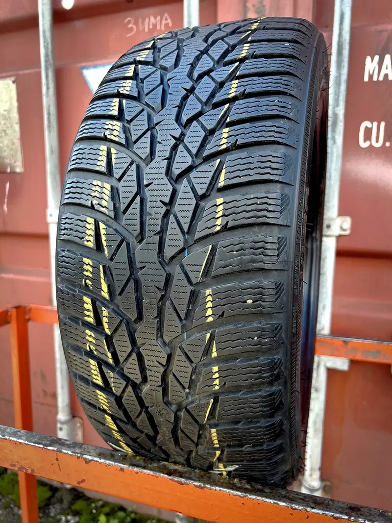 Б/у шина 215/45 R16 Nokian WR D4