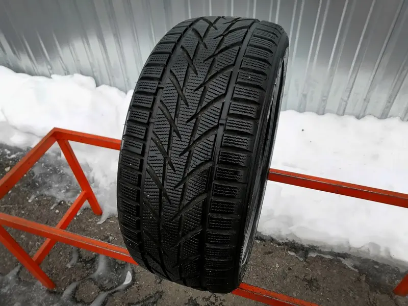 Б/у шина 215/45 R16 Toyo Snowprox S953