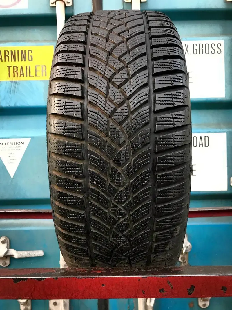 Б/у шина 215/45 R17 Goodyear Ultra Grip Perfomance GEN-1
