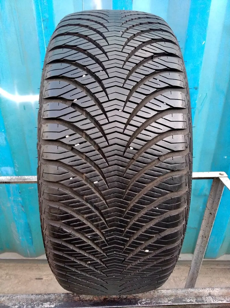 Б/у шина 215/45 R17 Goodyear Vector 4Seasons Gen-2