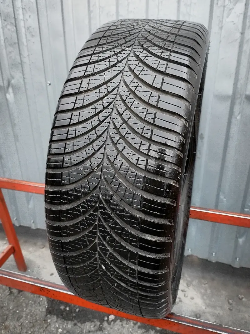 Б/у шина 215/45 R17 Goodyear Vector 4Seasons Gen-3