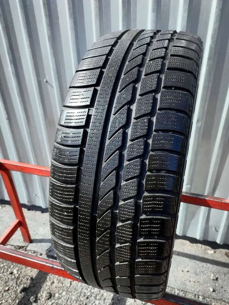 Б/у шина 215/45 R17 Hankook Ice Bear W300