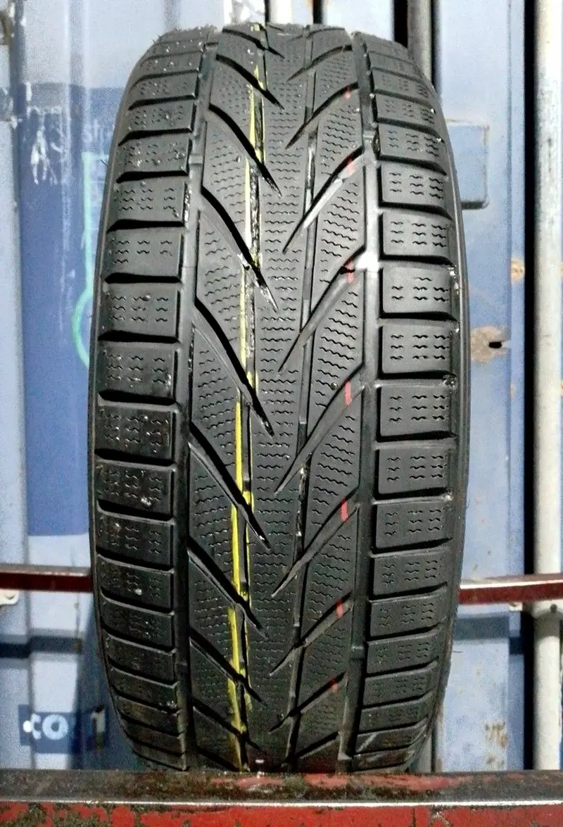 Б/у шина 215/45 R17 Toyo Snowprox S953
