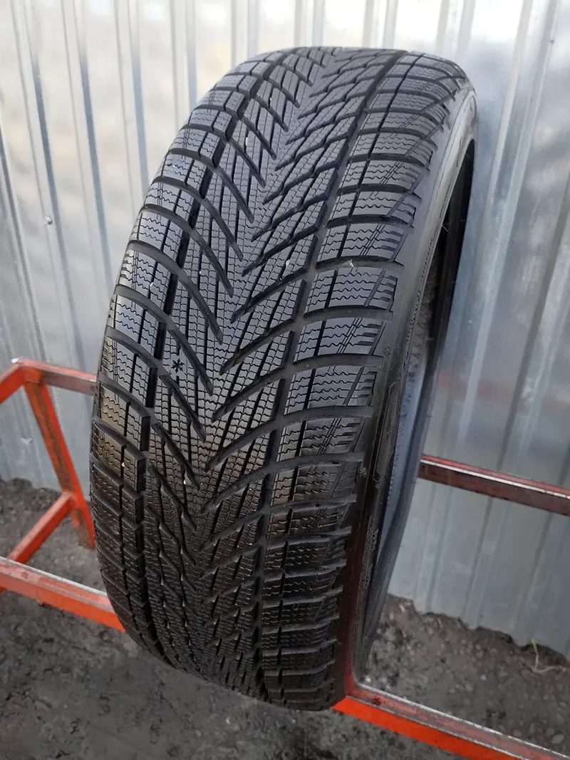 Б/у шина 215/45 R18 Goodyear Ultragrip Performance 3