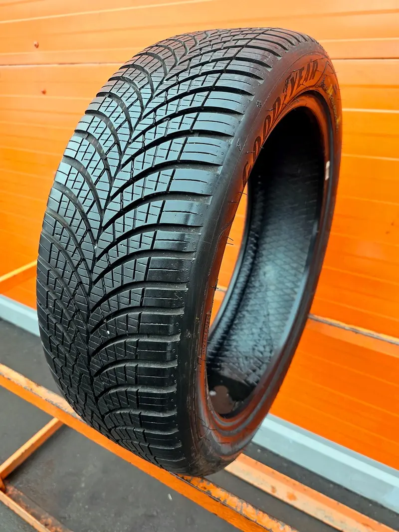 Б/у шина 215/45 R20 Goodyear Vector 4Seasons Gen-3