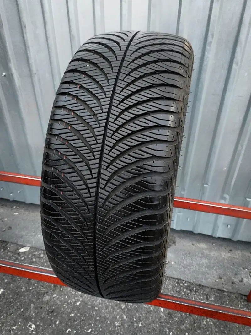 Б/у шина 215/50 R17 Goodyear Vector 4Seasons Gen-2