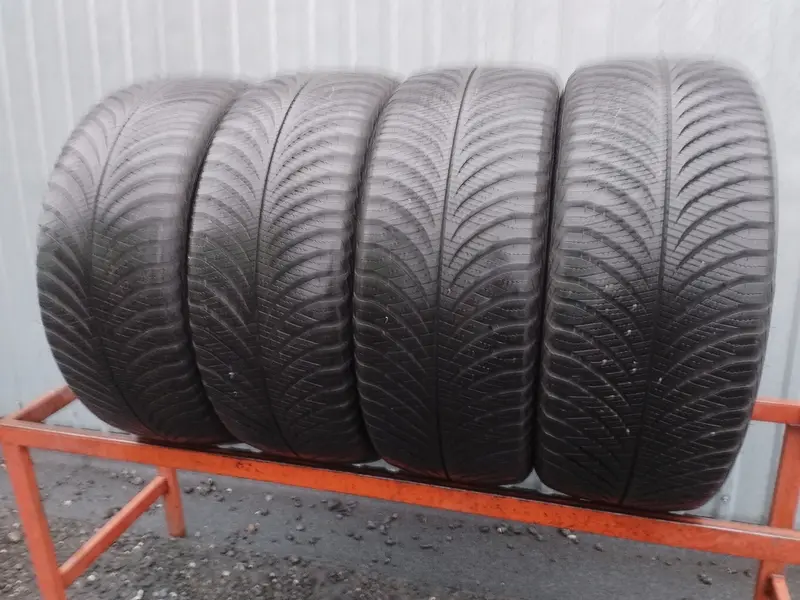 Комплект б/у шин 215/50 R17 Goodyear Vector 4Seasons Gen-2