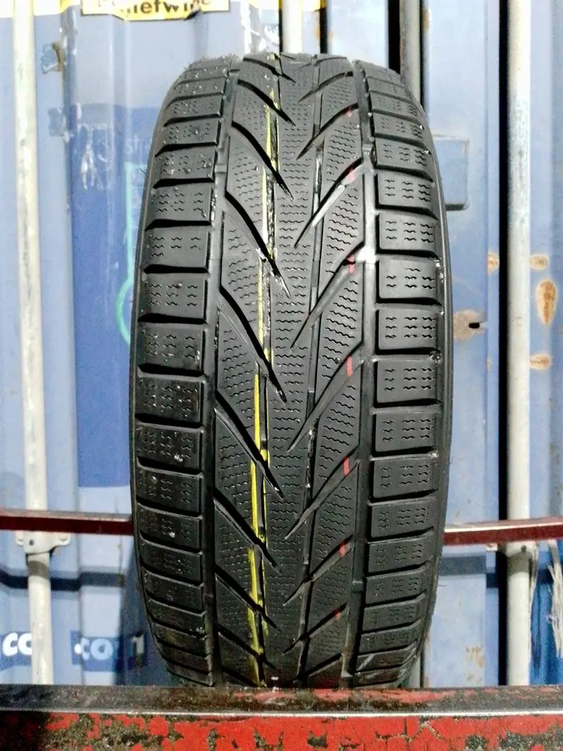 Б/у шина 215/50 R17 Toyo Snowprox S953