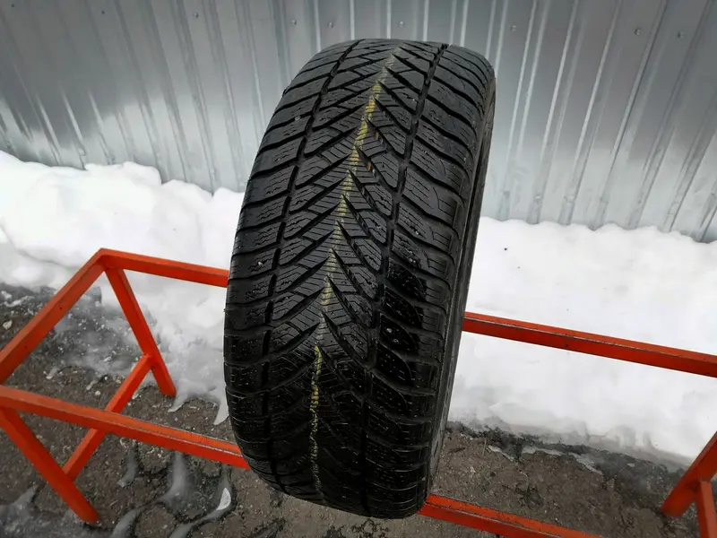 Б/у шина 215/55 R16 Goodyear Eagle Ultra Grip GW-3