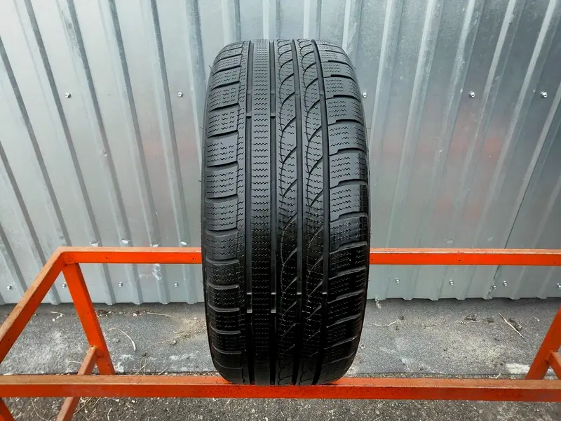 Б/у шина 215/55 R16 Minerva Ice-Plus S210