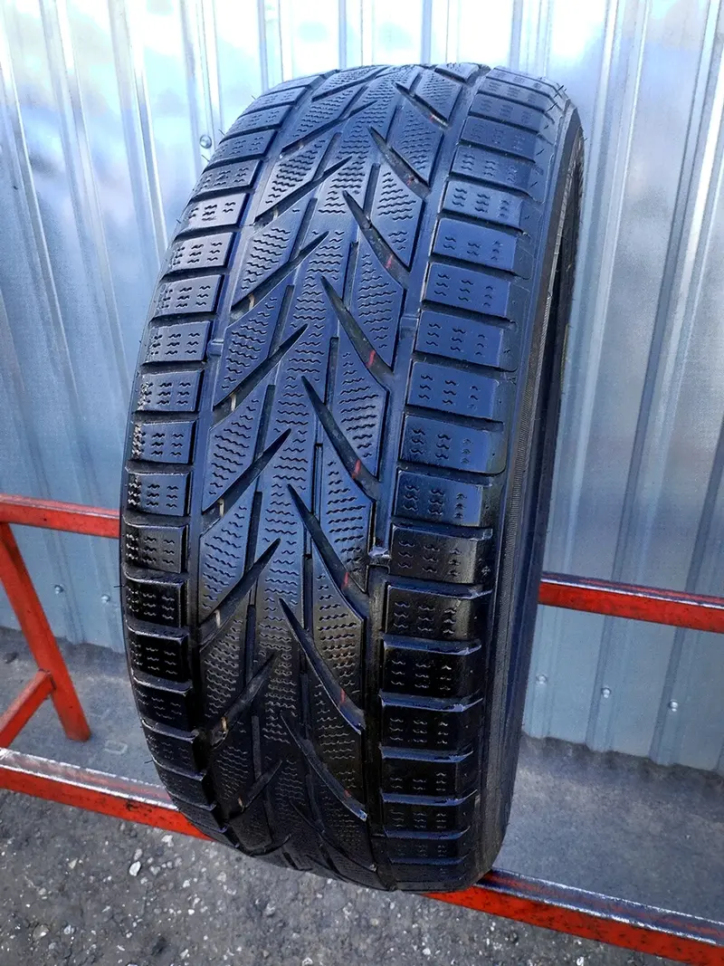 Б/у шина 215/55 R16 Toyo Snowprox S953