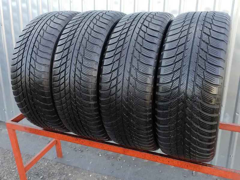 Комплект б/у шин 215/55 R17 Bridgestone Blizzak LM-001