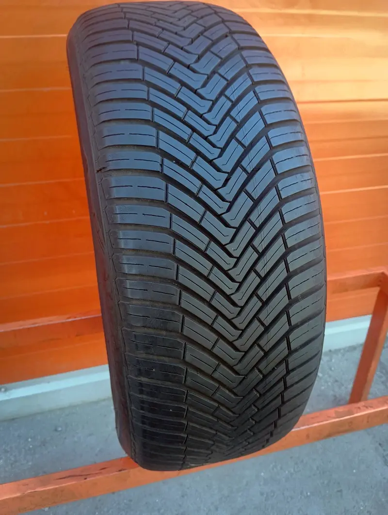 Б/у шина 215/55 R17 Continental AllSeasonContact