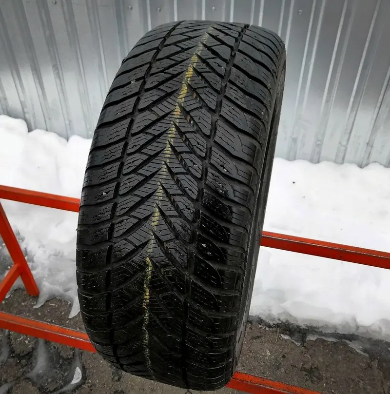 Б/у шина 215/55 R17 Goodyear Eagle Ultra Grip GW-3