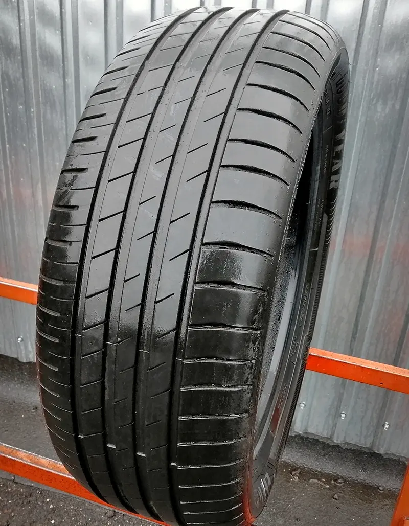 Б/у шина 215/55 R17 Goodyear EfficientGrip Performance