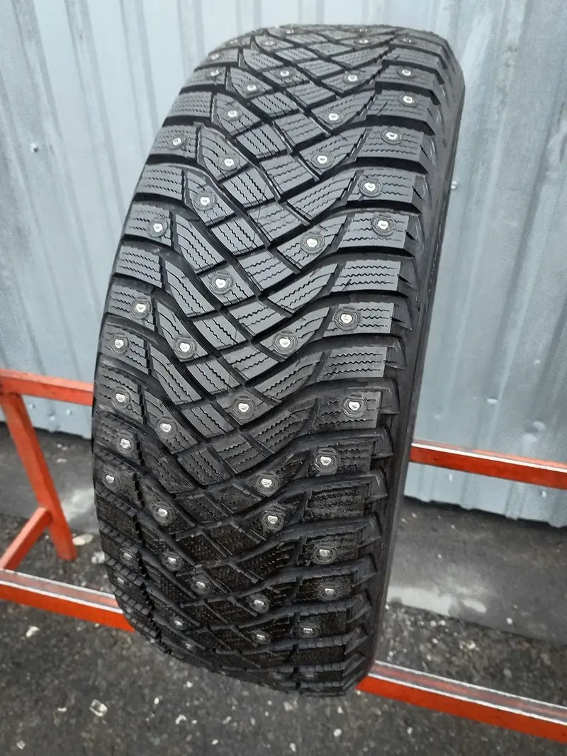 Б/у шина 215/55 R17 Goodyear UltraGrip Arctic 2