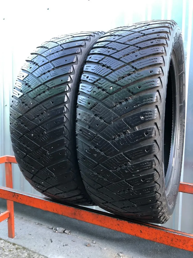 Пара б/у шин 215/55 R17 Goodyear Ultra Grip Ice Arctic