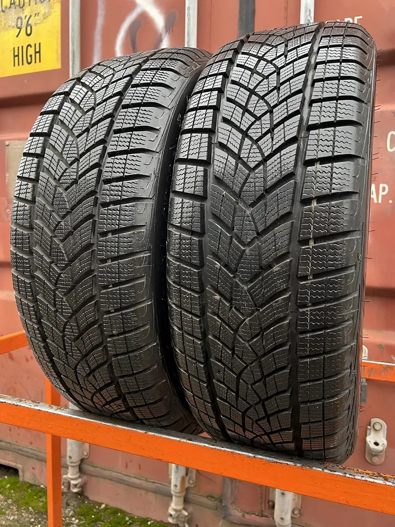 Пара б/у шин 215/55 R17 Goodyear Ultra Grip Perfomance GEN-1