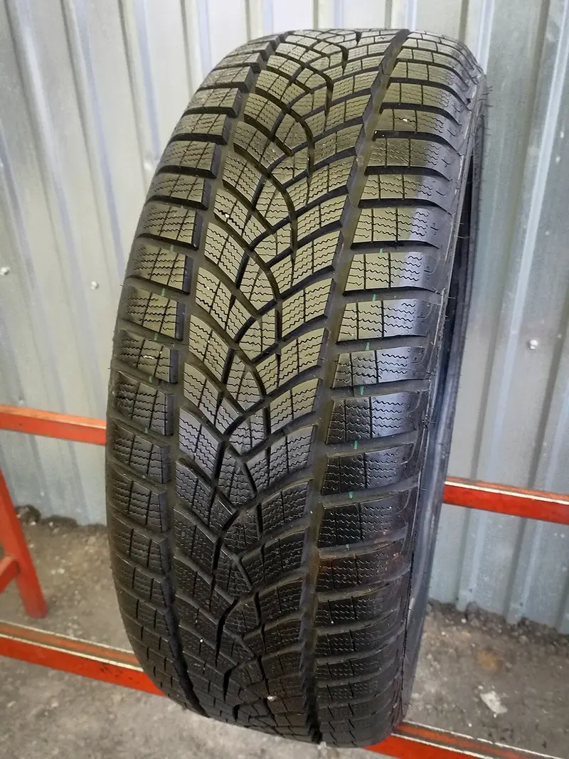 Б/у шина 215/55 R17 Goodyear Ultra Grip Performance +