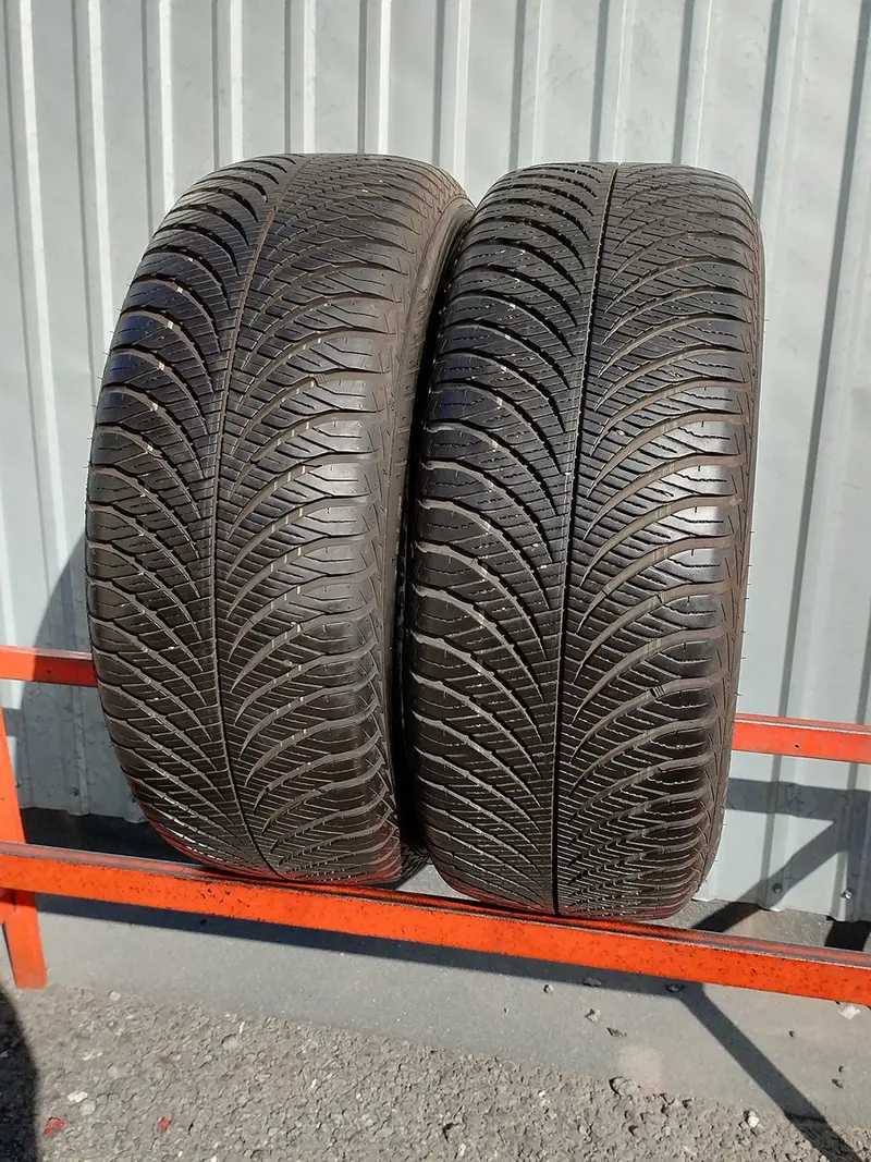 Пара б/у шин 215/55 R17 Goodyear Vector 4Seasons Gen-2