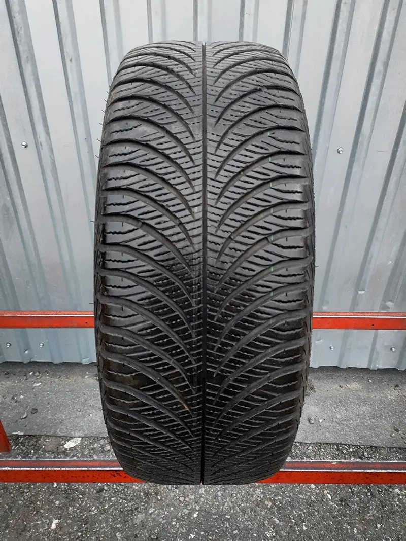 Б/у шина 215/55 R17 Goodyear Vector 4Seasons Gen-2