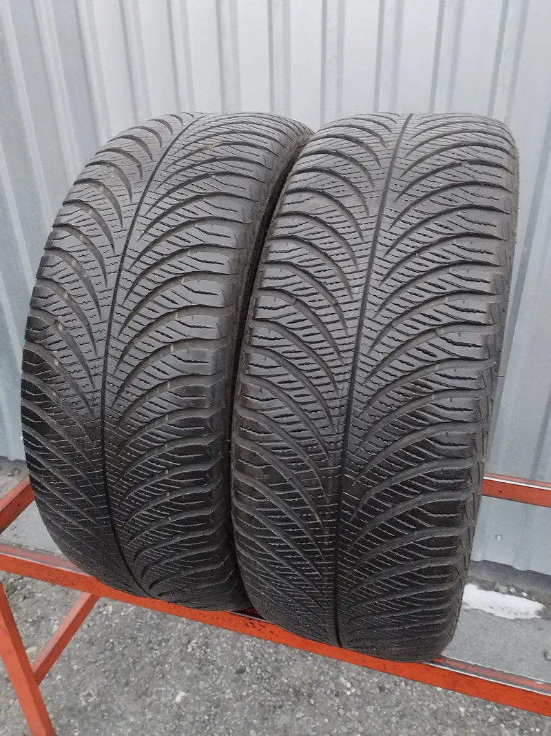 Пара б/у шин 215/55 R17 Goodyear Vector 4Seasons Gen-2