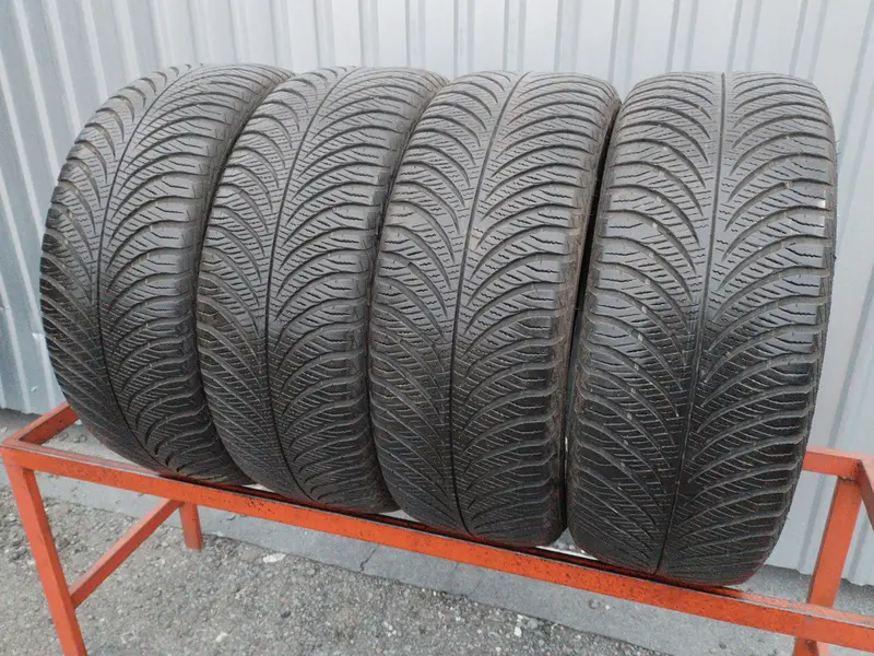 Комплект б/у шин 215/55 R17 Goodyear Vector 4Seasons Gen-2